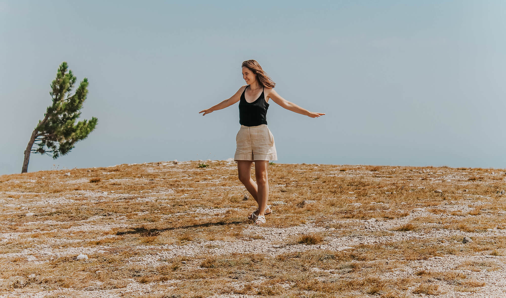 În loc să judeci, înțelege și acceptă