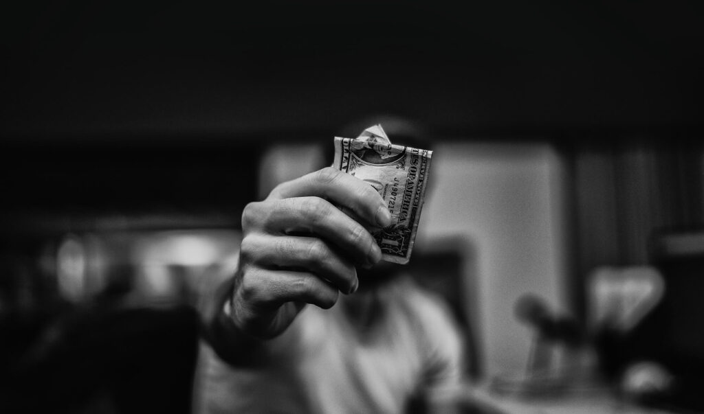 Dacă ai sub 25 de ani, renunță la a face bani