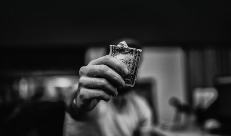 Dacă ai sub 25 de ani, renunță la a face bani