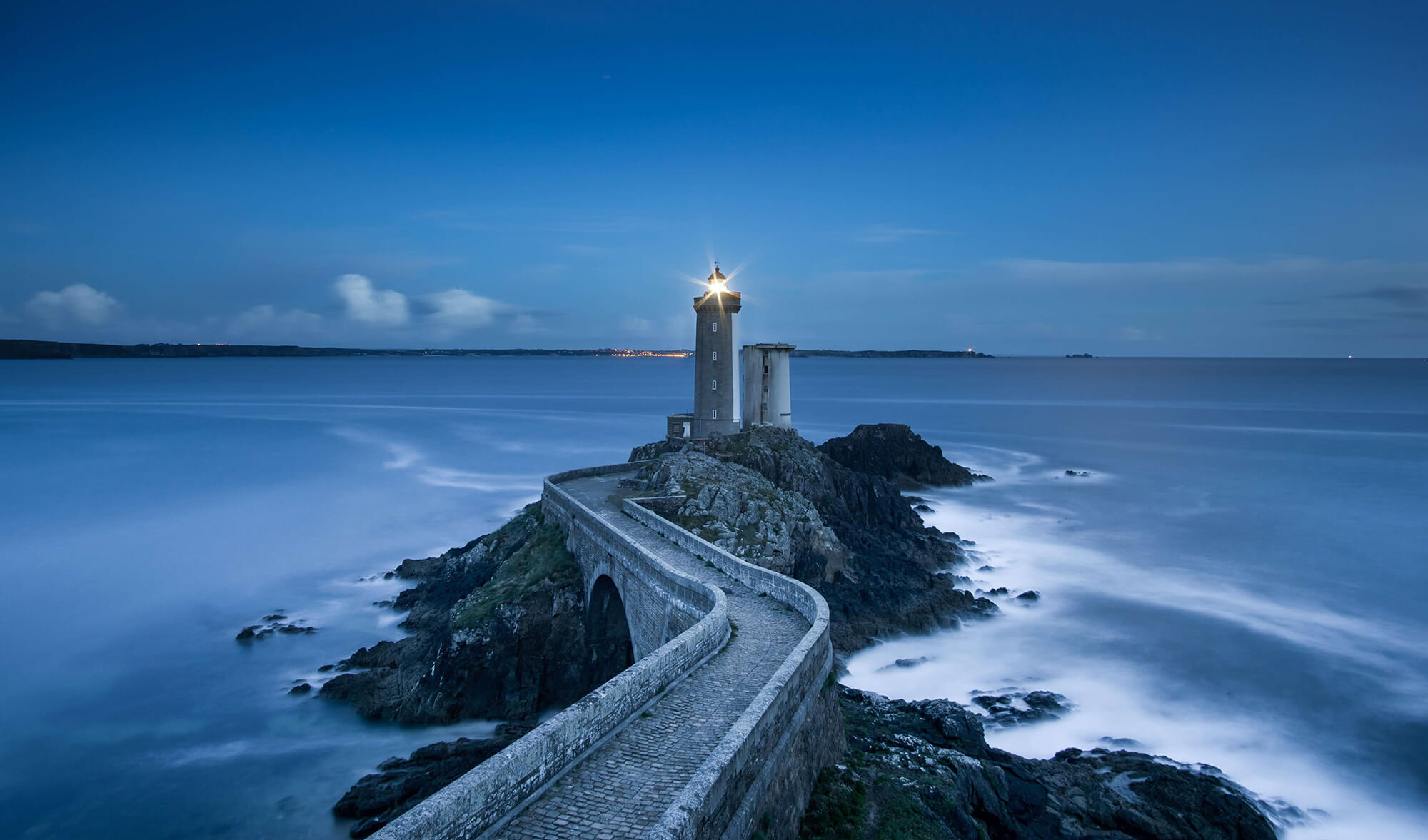 Turn cu far de lumină, pe coasta unui ocean