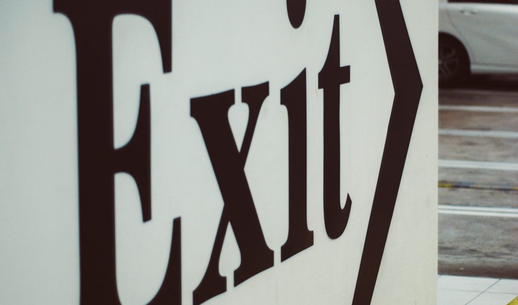 Semn cu textul „Exit” sau ieșire