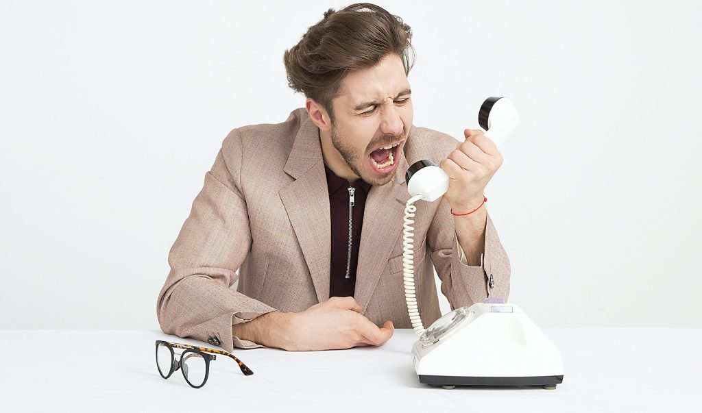 Persoană care zbiară la telefon