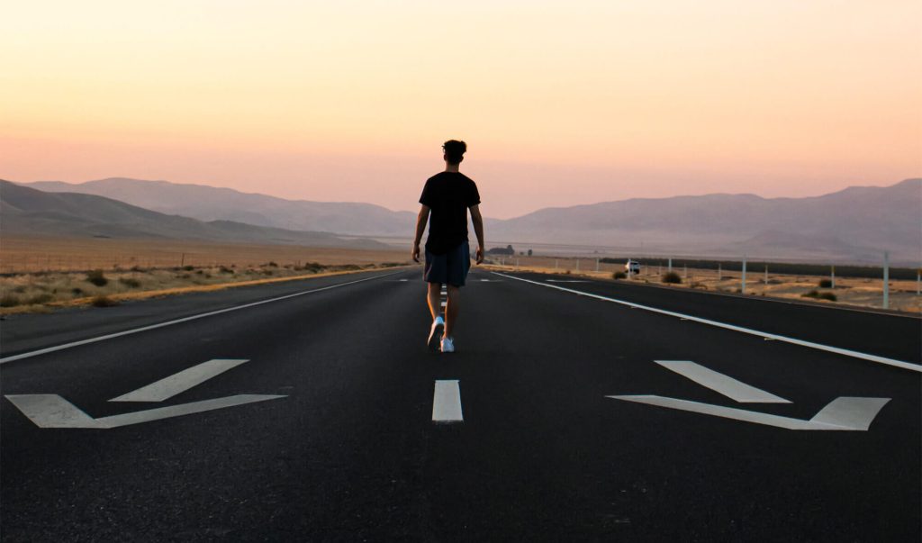 Persoană care se plimbă pe autostradă, pe sensul opus de mers