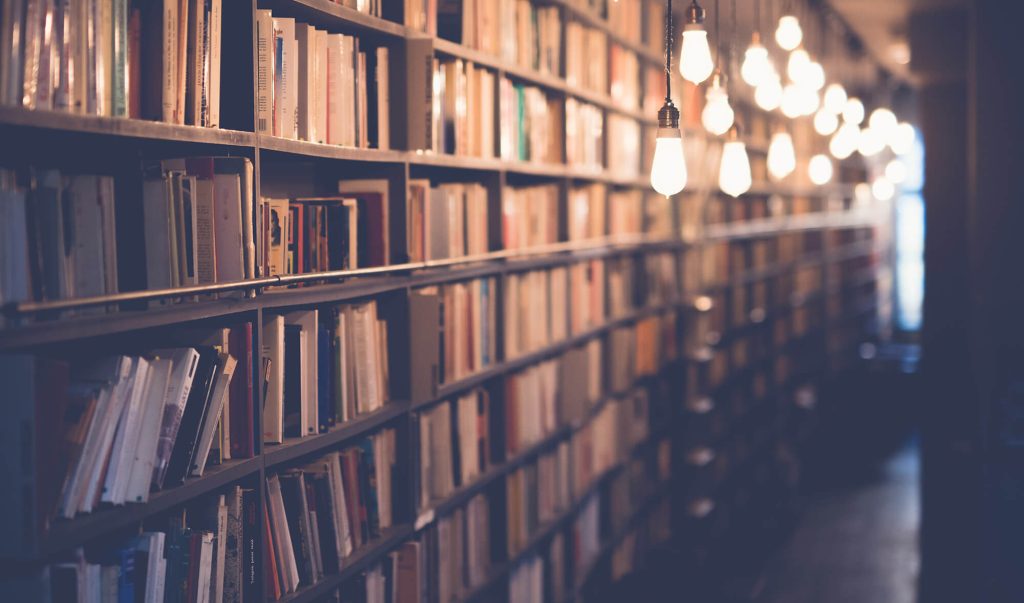 Bibliotecă plină cu cărți