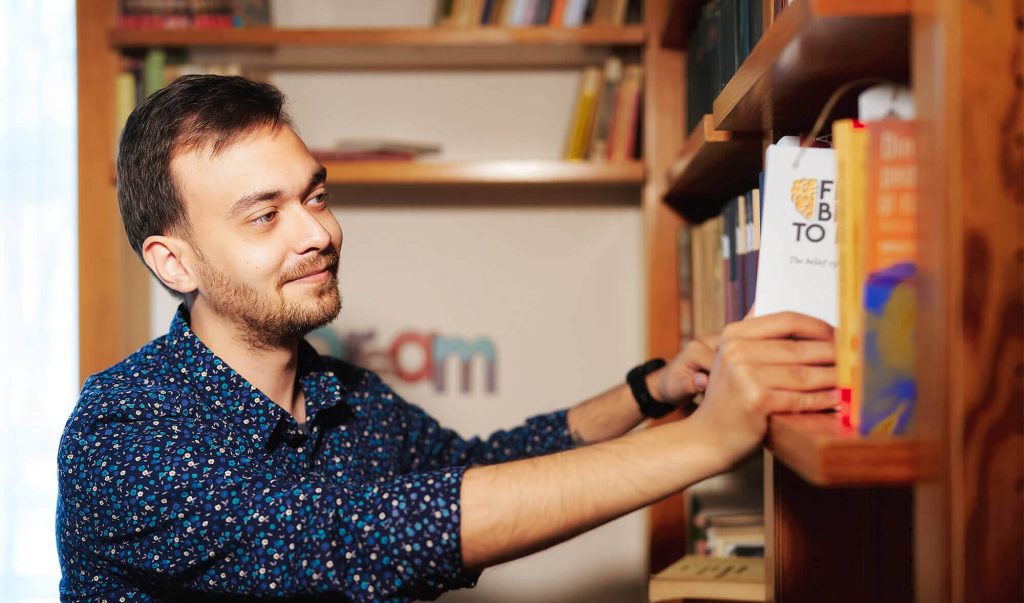 David Mitran scoate o carte din bibliotecă