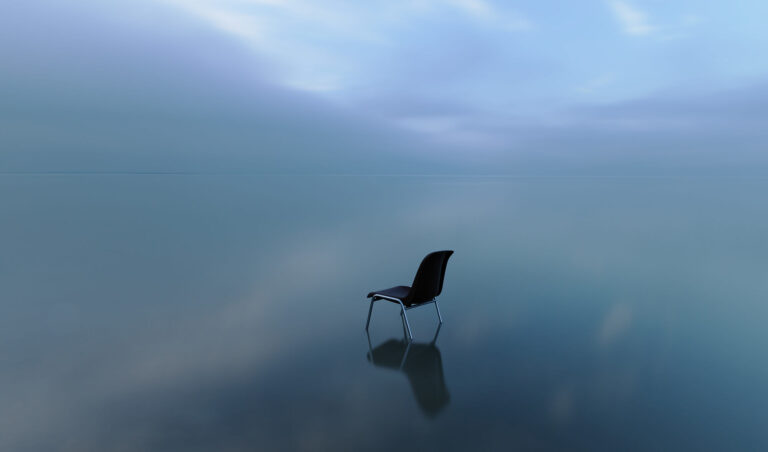 Un scaun singuratic reflectat pe o suprafață calmă și lucioasă sub un cer melancoliос, simbolizând lupta tăcută dintre ego și atracția de iubire.